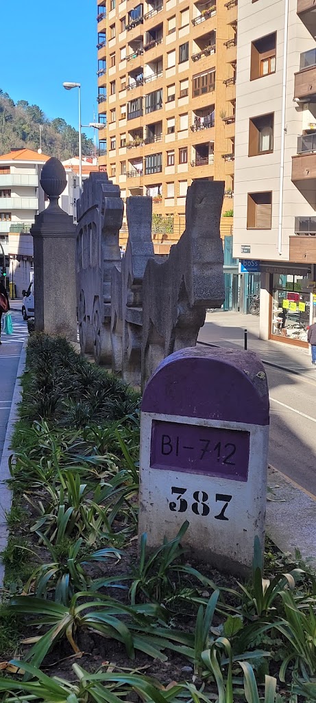 Monumento a Bidebieta-Dos Caminos ("Los Burros") — Mas recientes