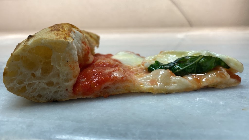 Nuria Pizzeria — Comida y bebida