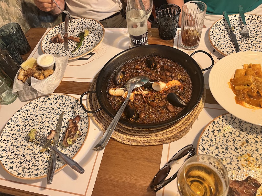 50 Voltes Restaurant — Paella