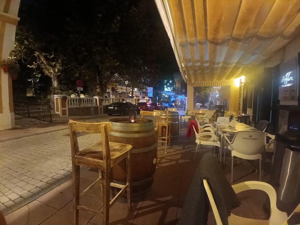 Bar Hopper — Ambiente