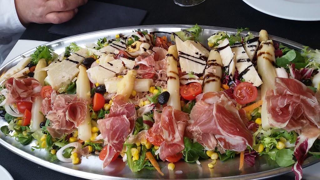 El Nesprer Restaurante Rostiseria — Comida y bebida