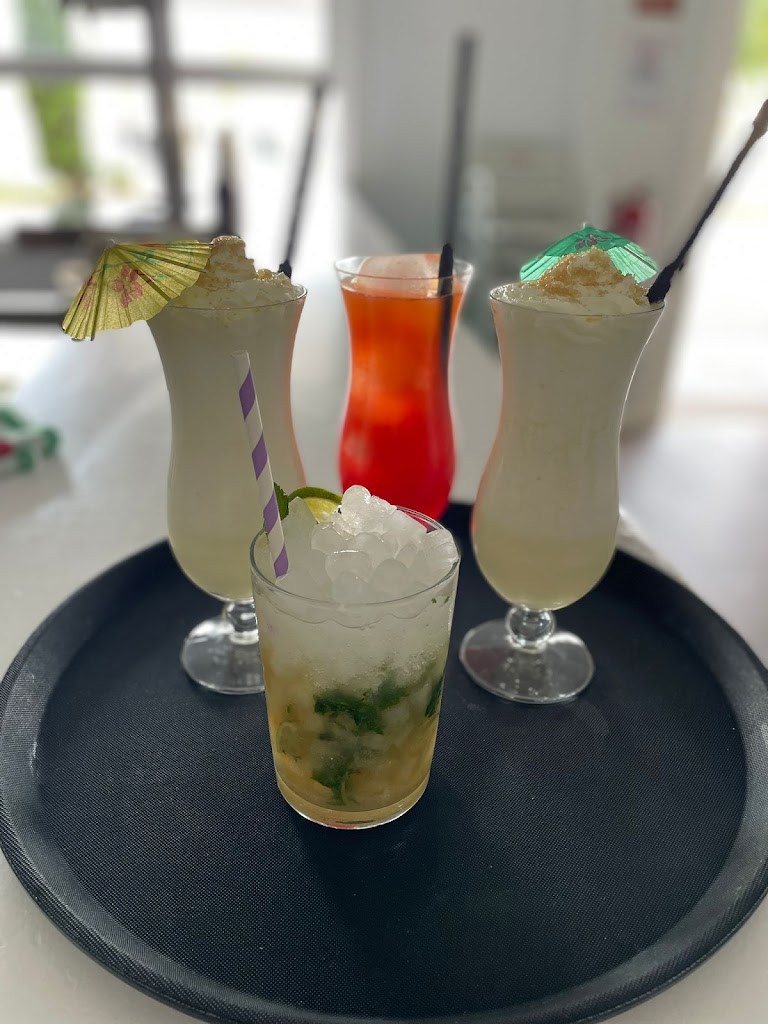 Amura El Puerto Cafe & Copas — Comida y bebida