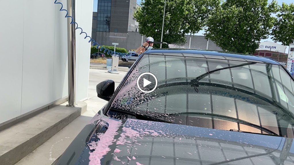 Lavadero de coches con espuma rosa - Ballenoil — Del propietario