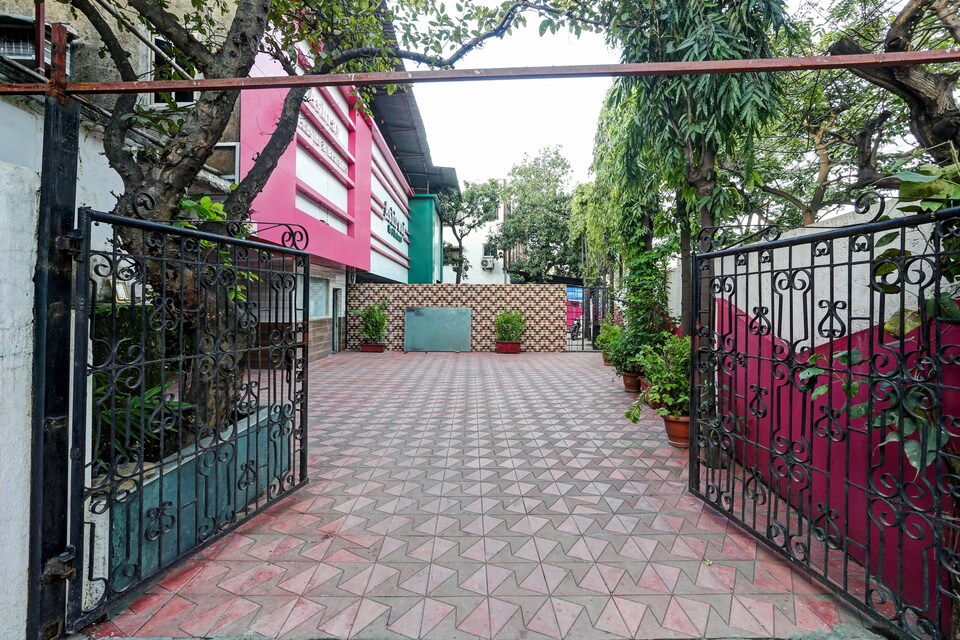 Oyo Flagship 82895 Ashray Lodging Boarding