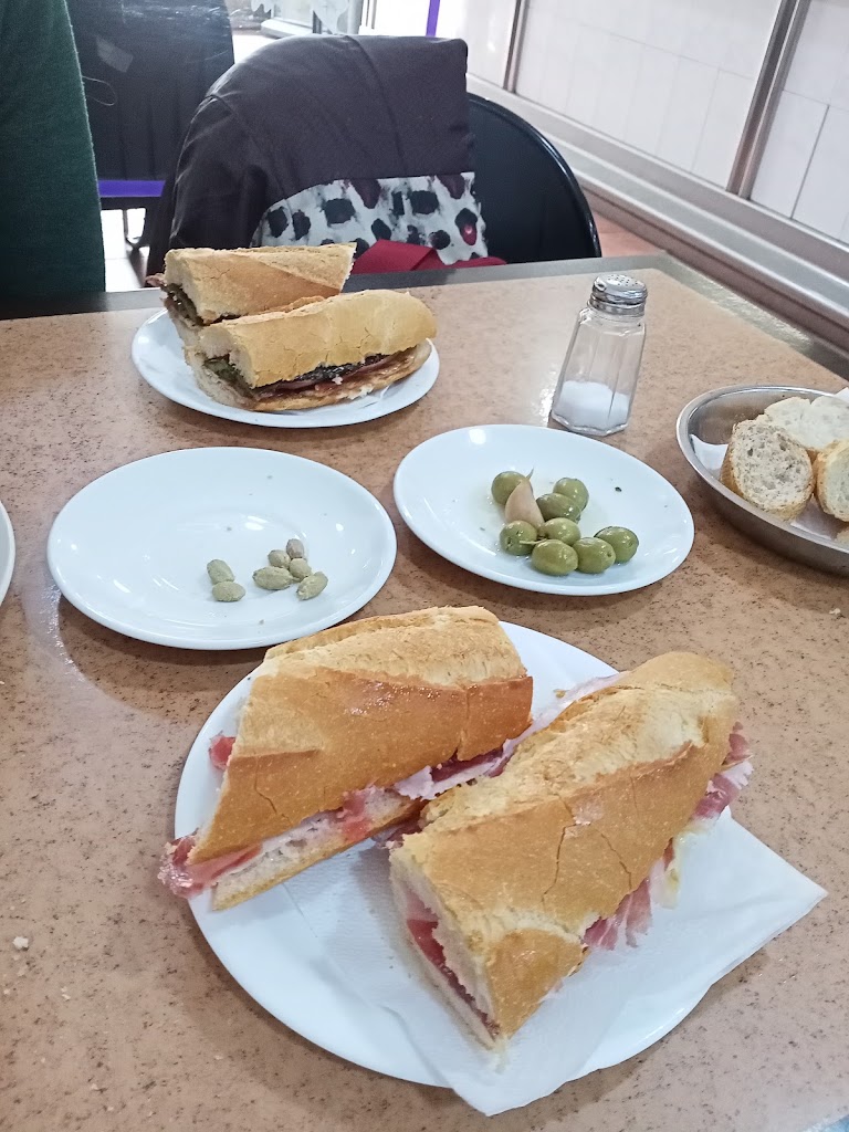 Tot Bo Restaurant — Comida y bebida