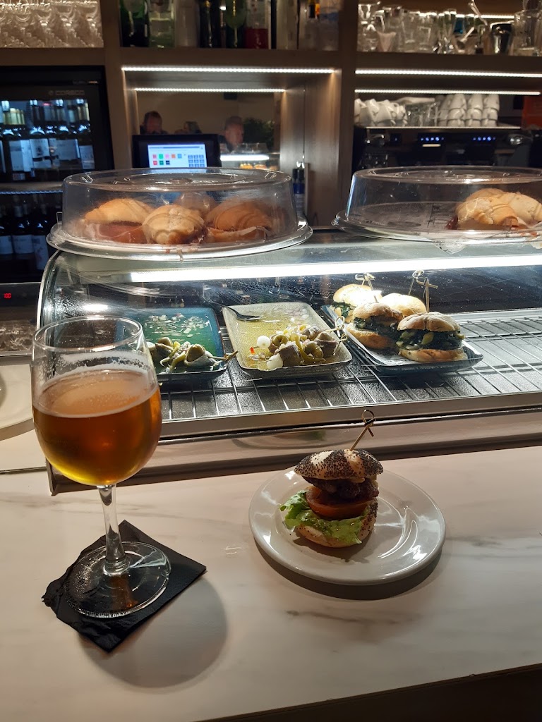 Restaurante Cube — Comida y bebida