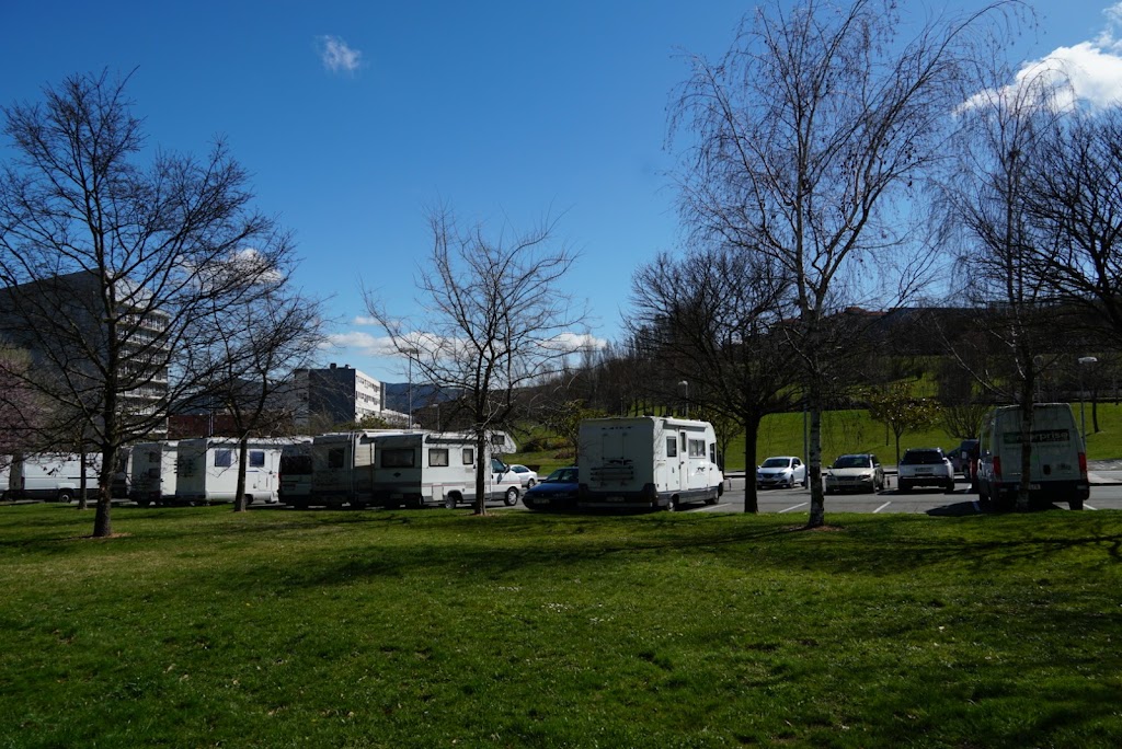 Aparcamiento coches y autocaravanas.