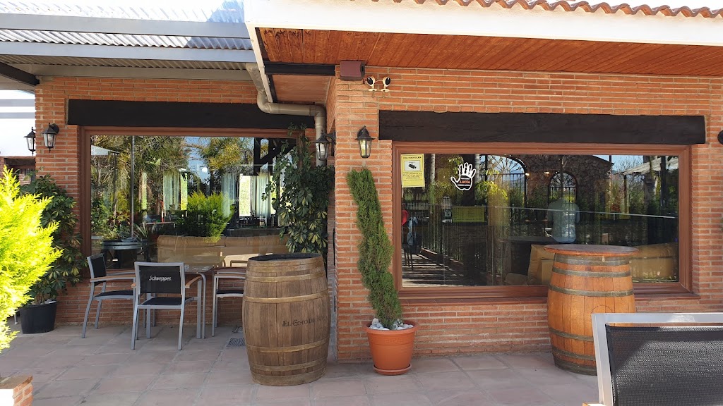 Restaurante y Pizzeria El Porton de Piedra junto a las plantas de hormigon