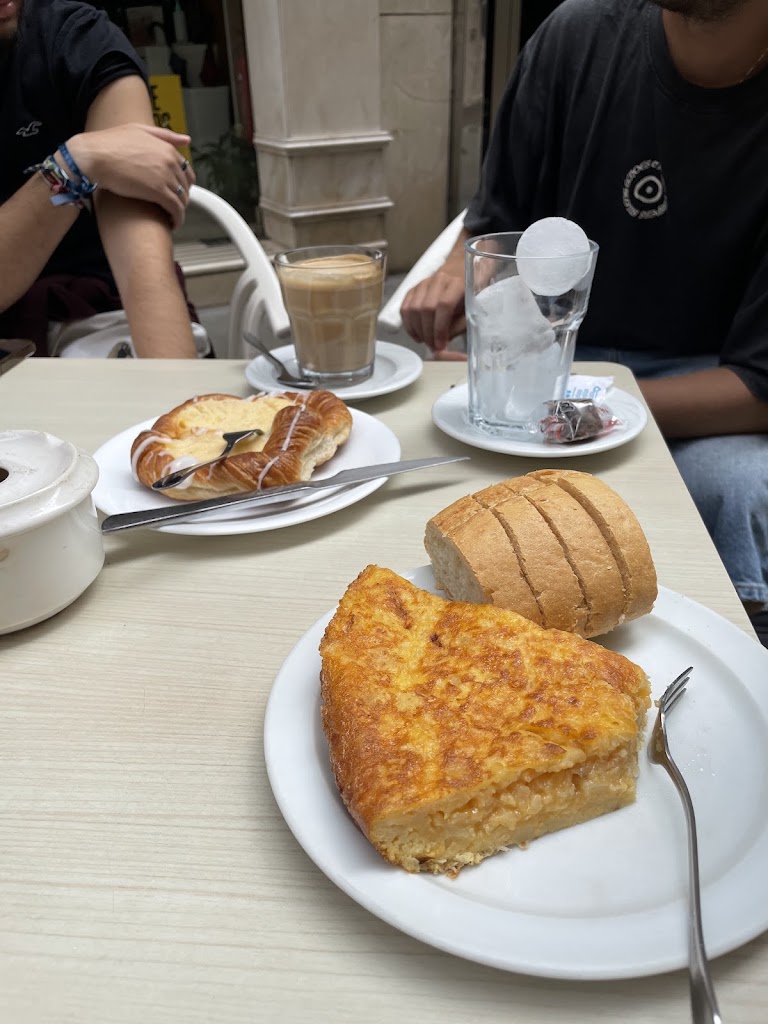 Cafe Gijones — Comida y bebida