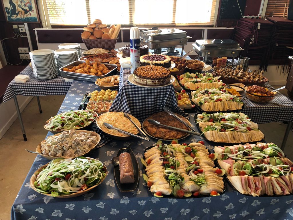 Coco's Sports Bar — Comida y bebida