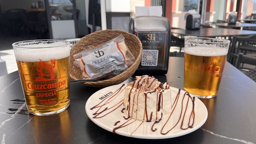 CAFE BAR SELECTO — Comida y bebida
