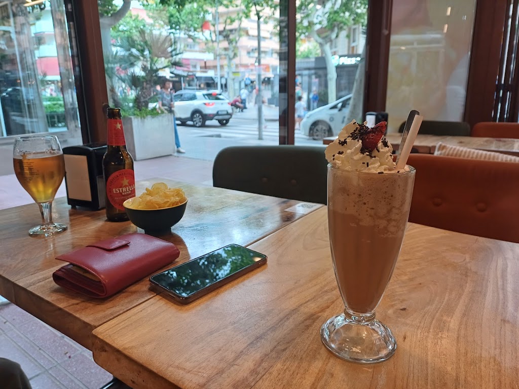 CAFE CAPUCCINO — Comida y bebida