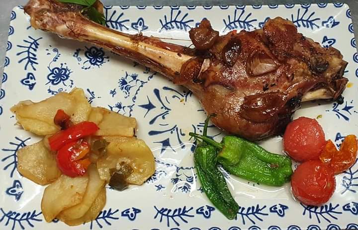 Restaurante Flores El Decano de Ronda 1919 — Comida y bebida