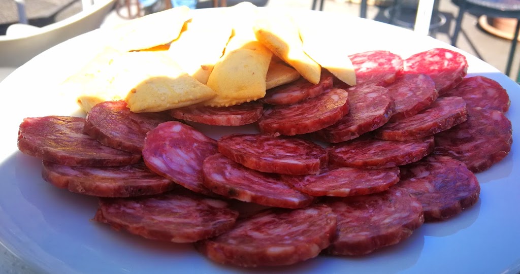 Tudanca Bar — Comida y bebida