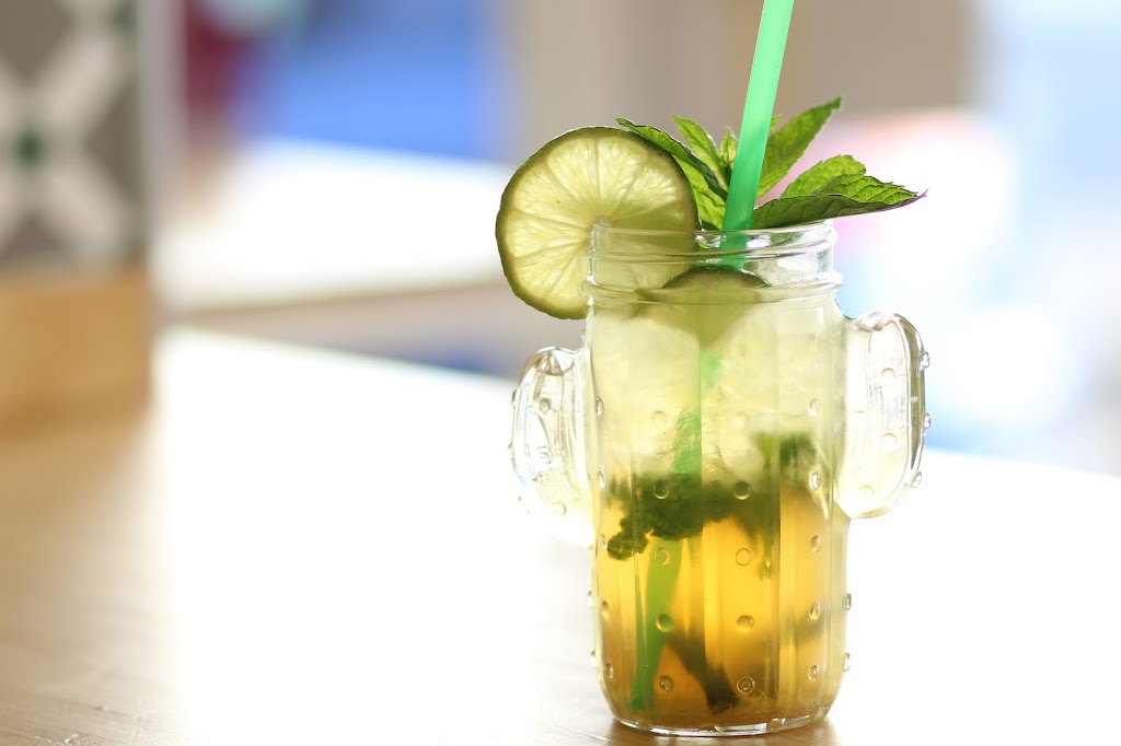 Magari Lounge Bar — Comida y bebida