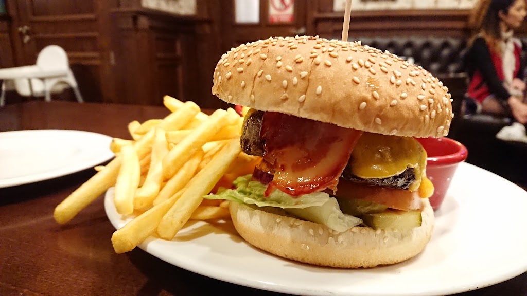 Cerveceria John Scott's — Comida y bebida