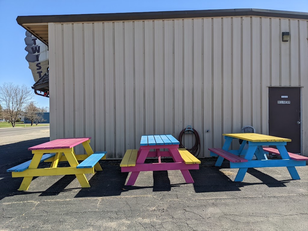  Double Buck Cafe / The Twist