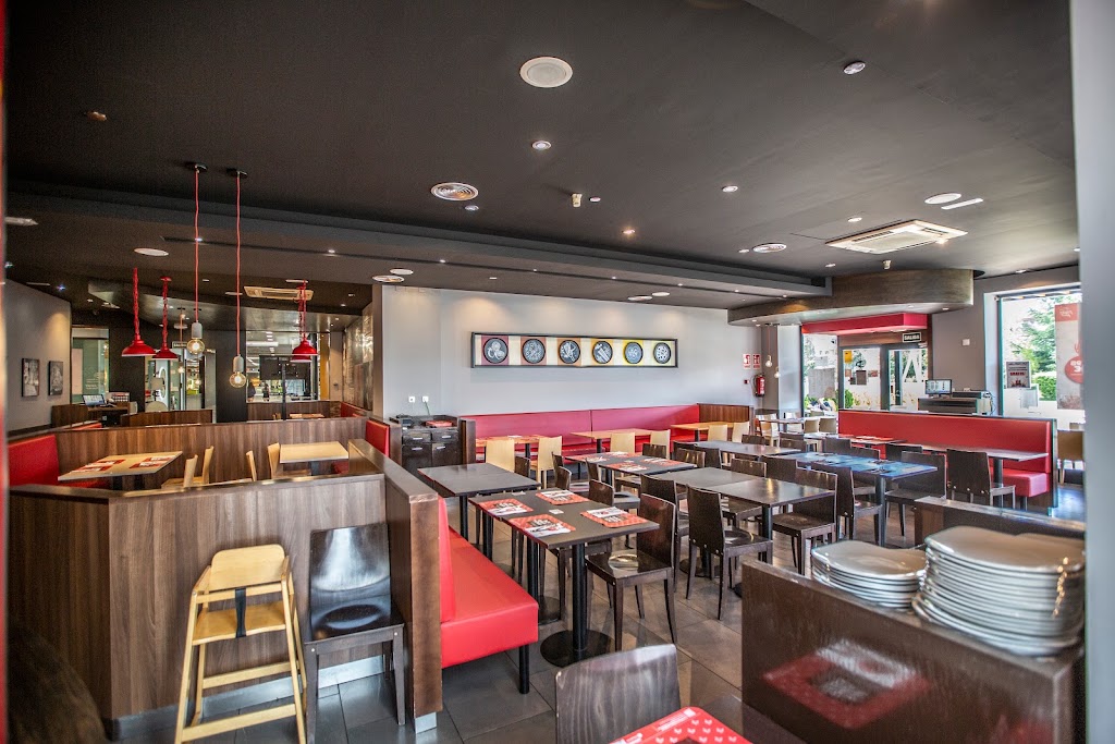 Pizza HUT Villalba - Restaurante y Comida a Domicilio — Ambiente