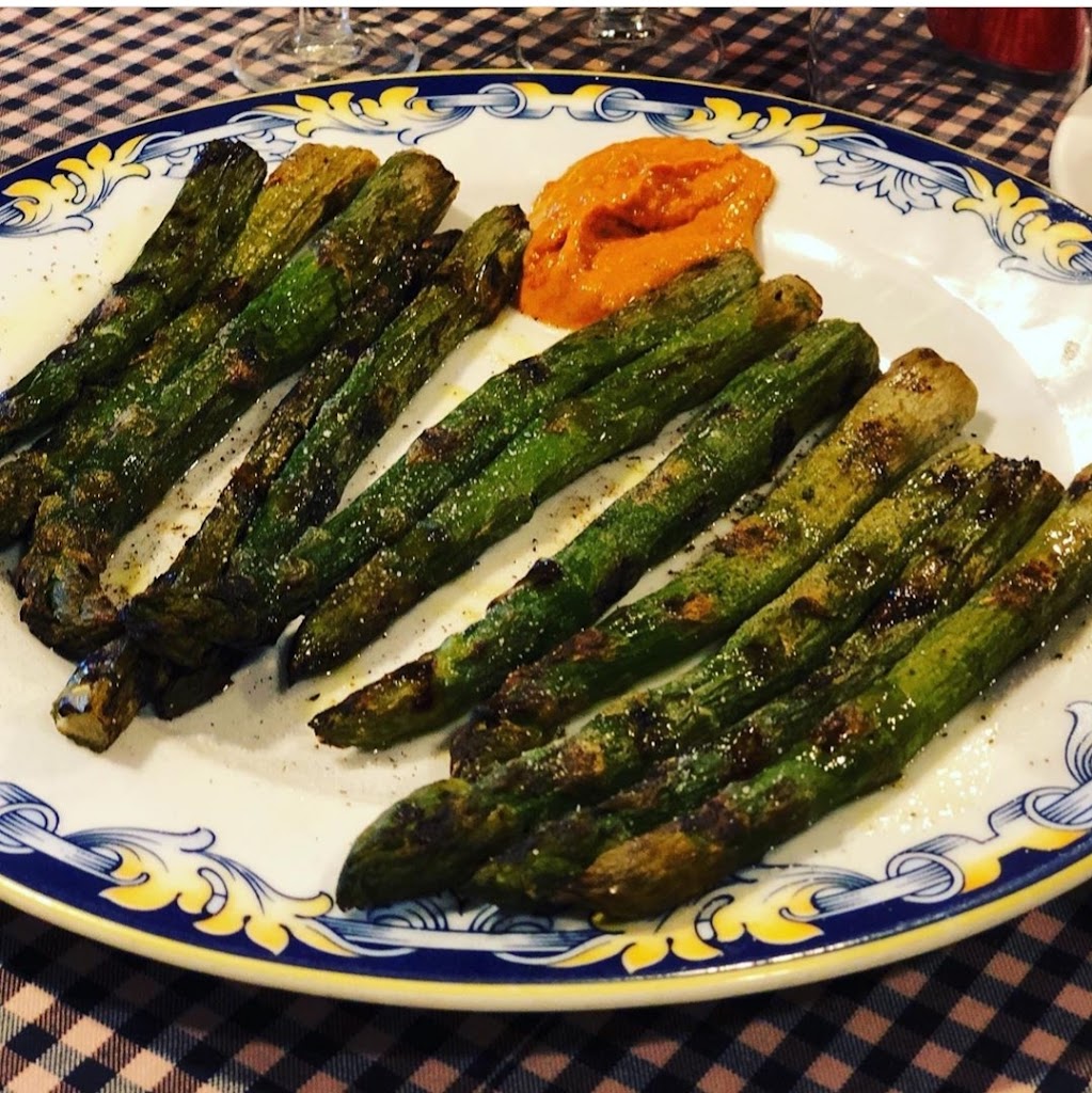 Restaurant Frutos (conejo al ajillo) — Comida y bebida
