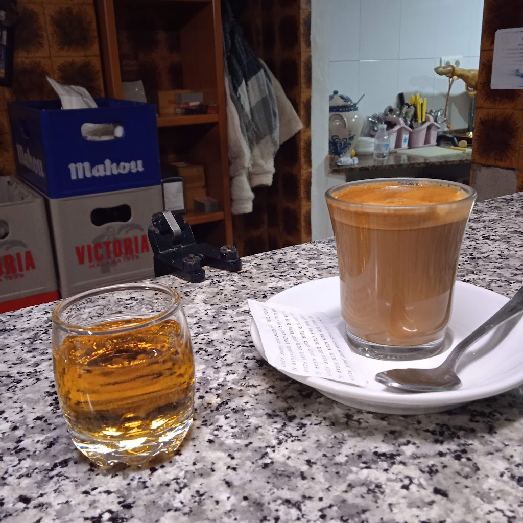 Cafe Bar Mikaela — Comida y bebida