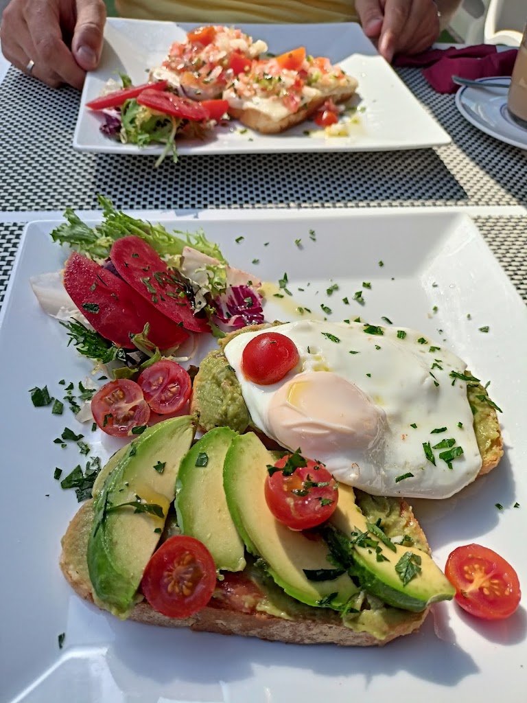 Cafe & Restaurant Cozy Inns — Comida y bebida
