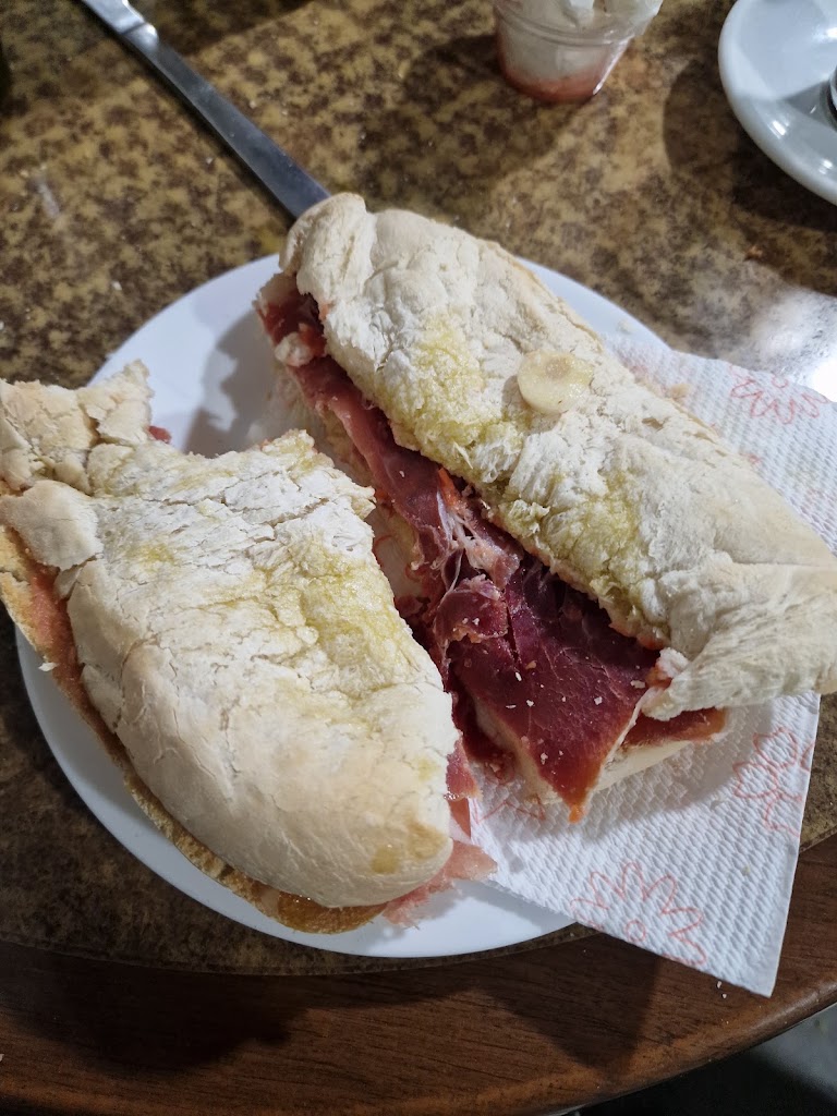 Cafeteria La Merendola — Comida y bebida