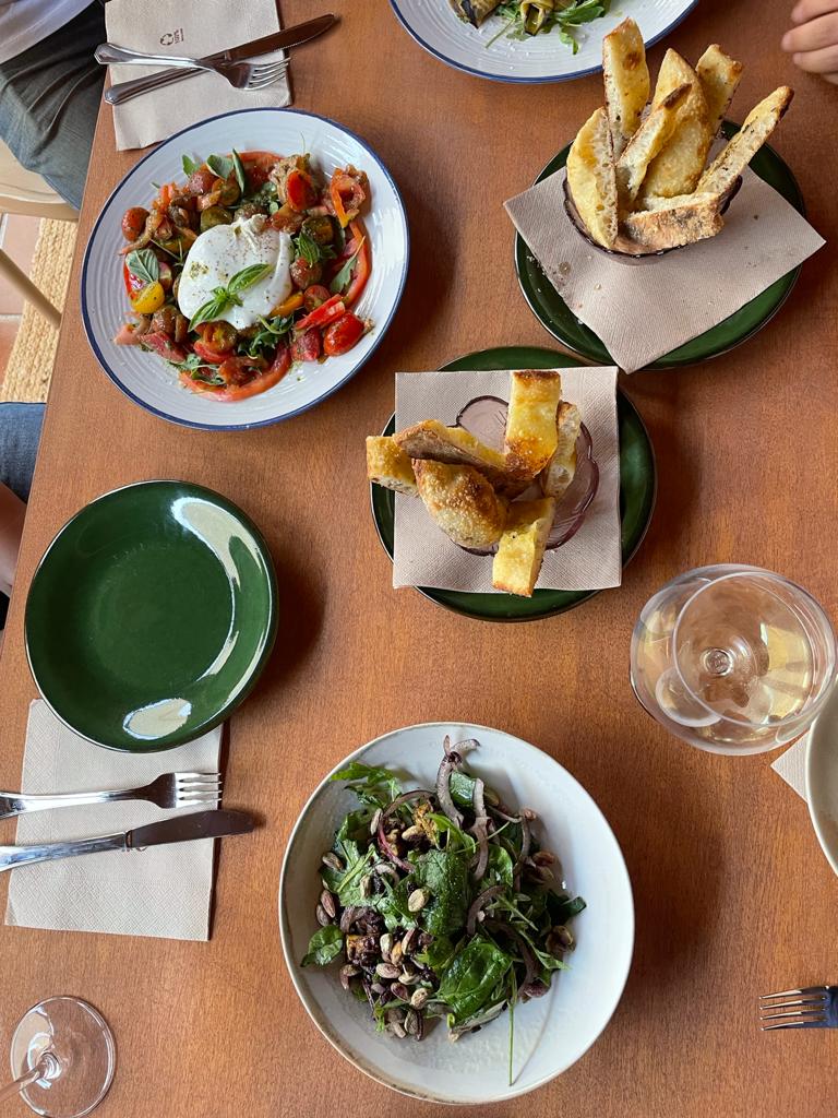 Banana Kitchen — Comida y bebida