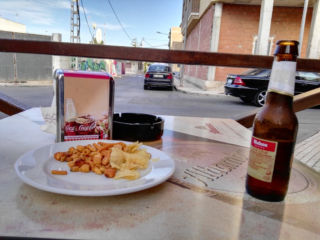 Tony's bar — Comida y bebida