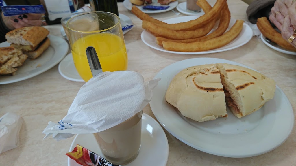 Cafeteria Bar Juan Andres — Comida y bebida