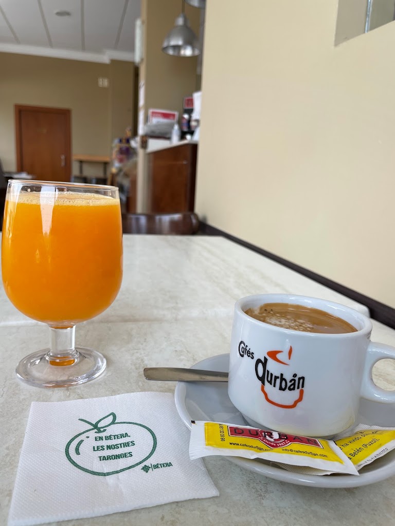 Desiree Cafeteria — Comida y bebida