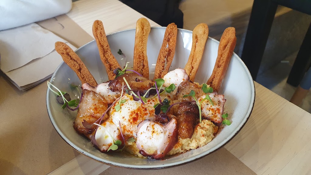 Salvana restaurant — Comida y bebida