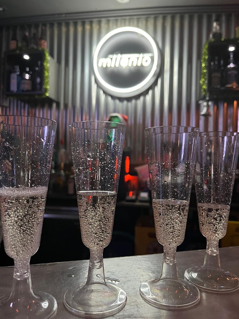 Milenio Music Bar — Comida y bebida