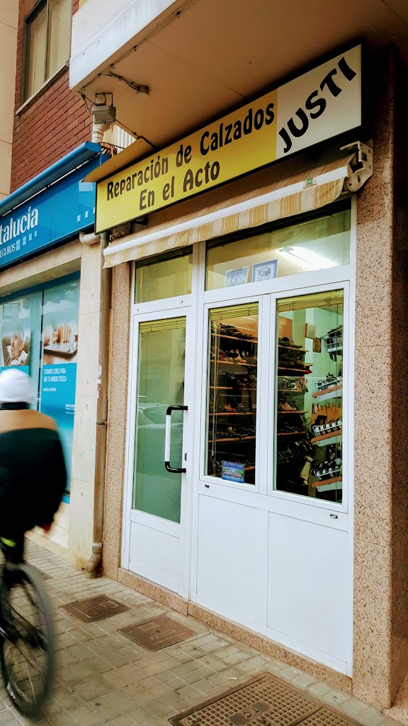 Reparacion De Calzados En El Acto Justi