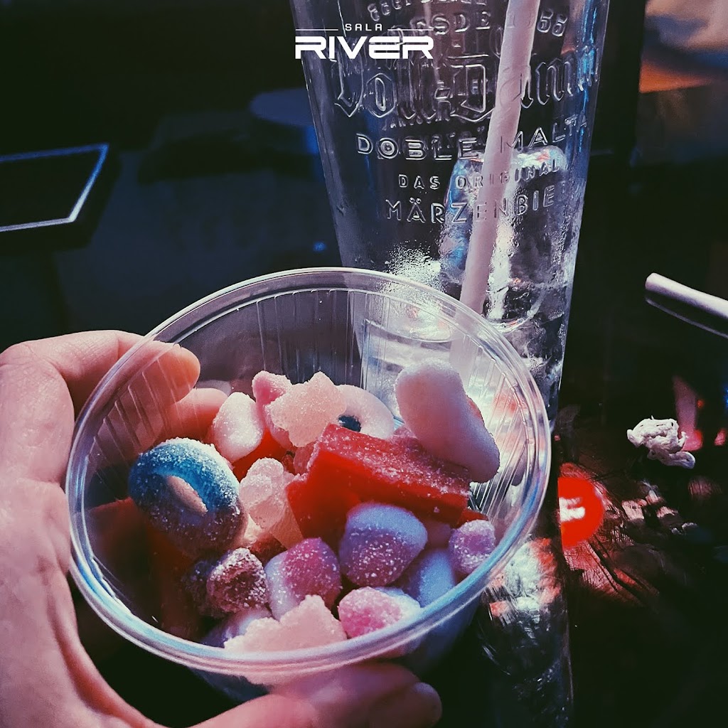 Sala River — Comida y bebida