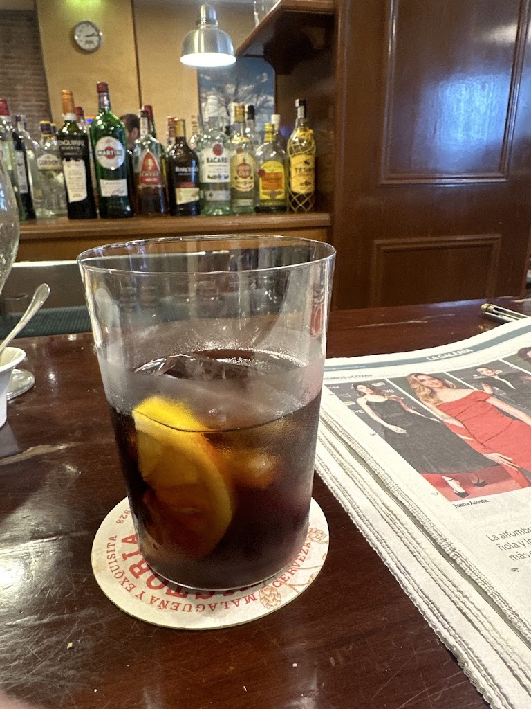 Cafe Bar El Escribano — Comida y bebida