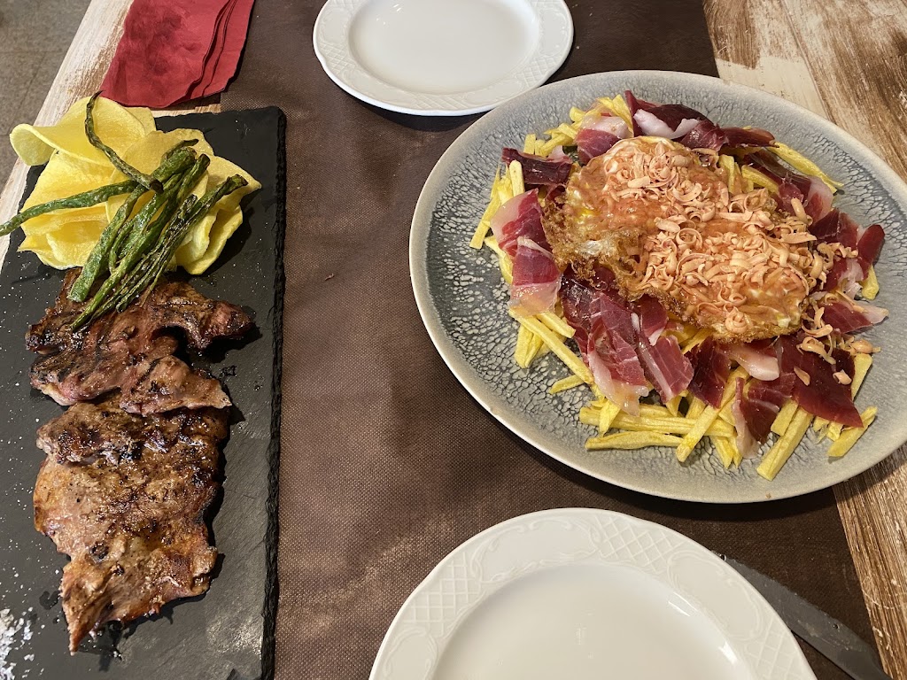 Can Lluis — Comida y bebida