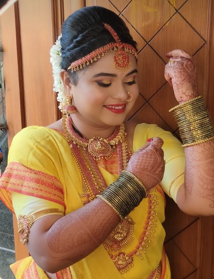 Thrayi S Glam Look Family Salon