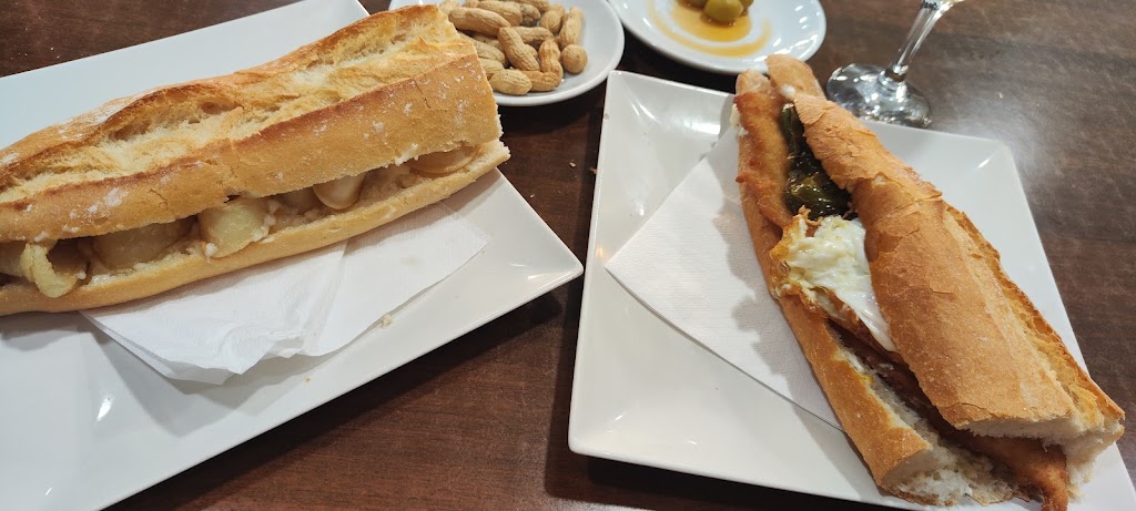 El Rincon de Angel y Pili — Comida y bebida