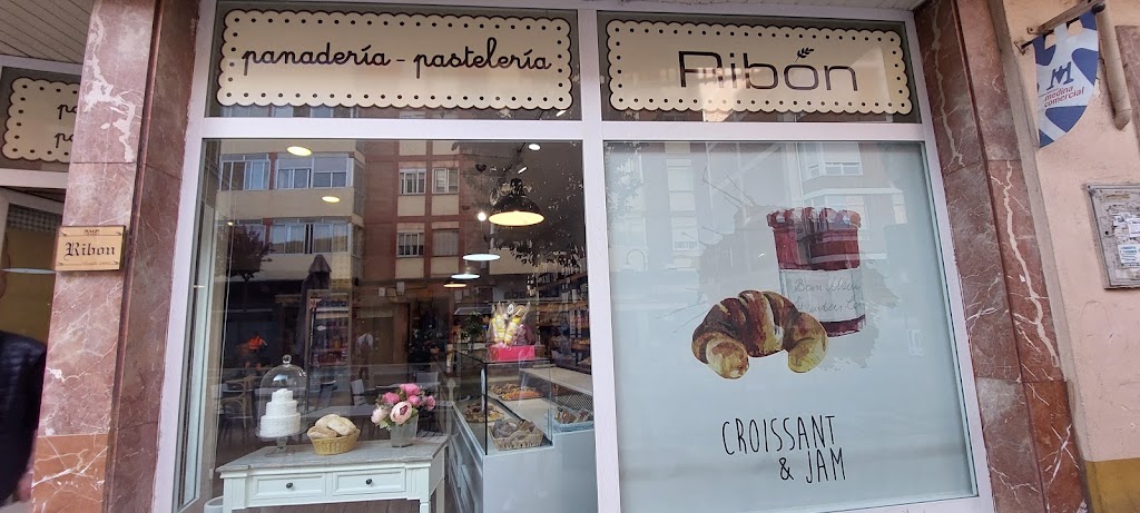 Panaderia Pasteleria Ribon C/ Las Farolas — Vitrina