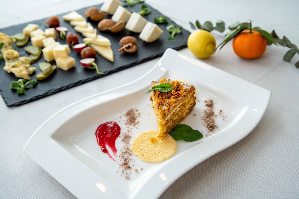 THE COMM Restaurant — Comida y bebida