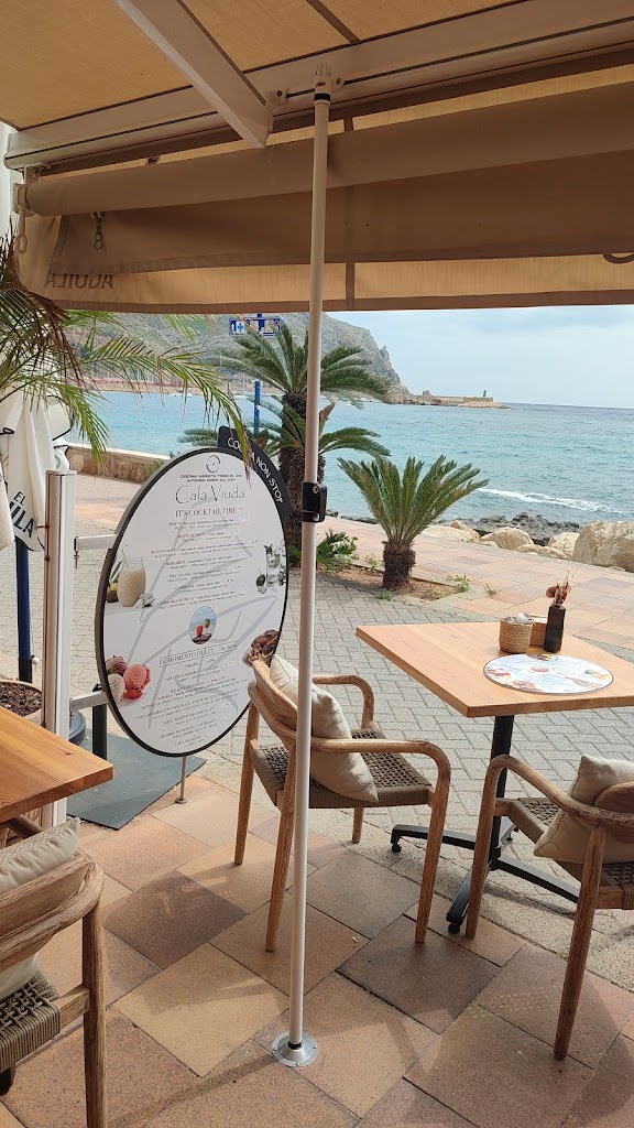 CalaViuda bar & restaurant — Ambiente
