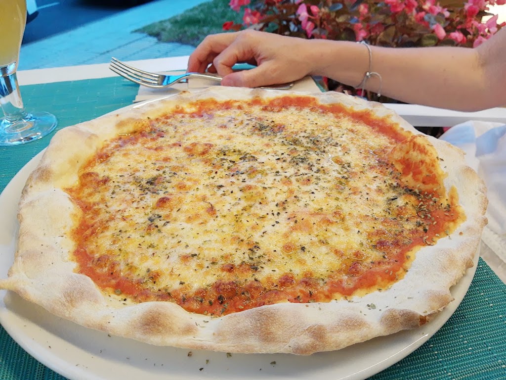 Restaurant & Pizzeria Salata — Comida y bebida