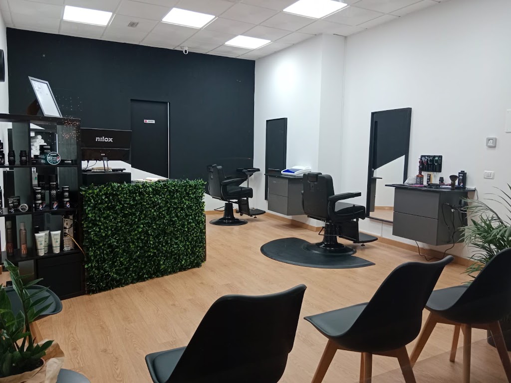 AARON PELUQUERO'S — Interior
