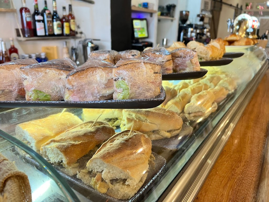 BAR LA CABRA — Comida y bebida