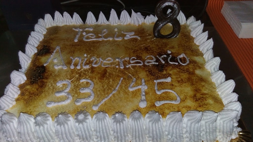 33/45 Musica Bar — Comida y bebida