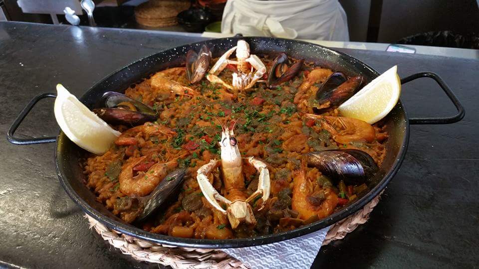 Chiringuito Basilio Beach — Comida y bebida