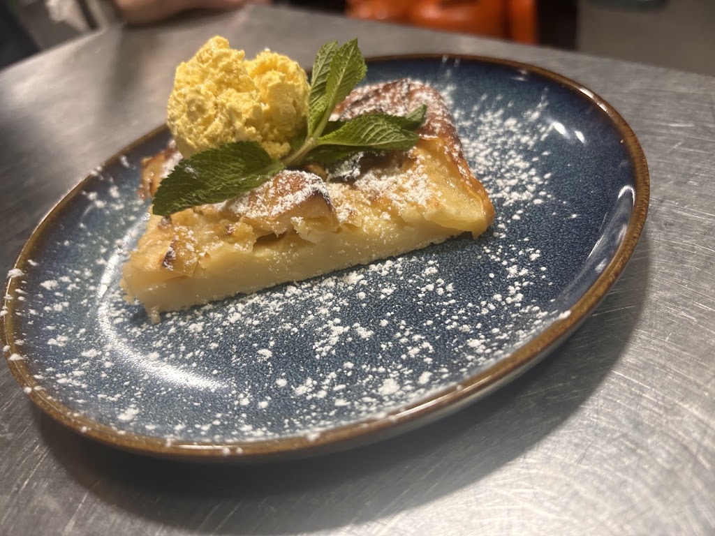 Vermuteria El Atrio — Comida y bebida