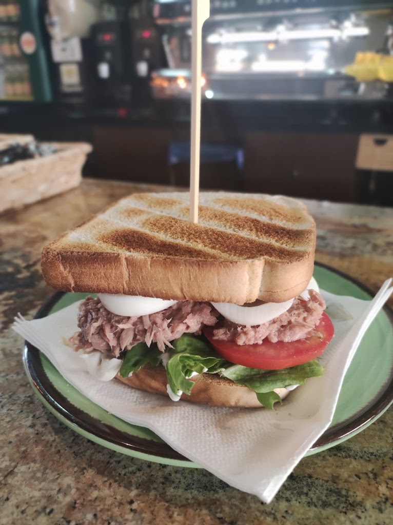 Bar, Cafeteria y Cerveceria Piscolabis — Comida y bebida