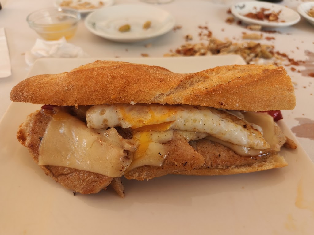 Cafeteria El Che — Comida y bebida