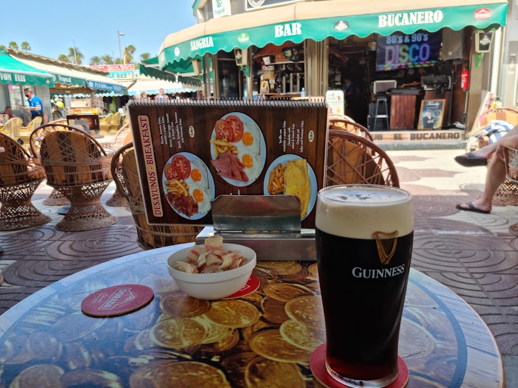 Pub El Bucanero — Comida y bebida